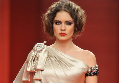 من تشكيلة  أزياء 2010 للمصمم اللبناني الشاب إيلي صعب