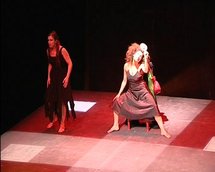 مشهد من مسرحية الخادمتان