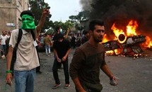 أطلق عشرات من الشبان الفلسطينيين أيضا احتجاجات وألقوا القنابل الحارقة في رام الله