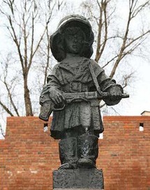 نصب لضحايا معسكر نازي سابق في كراكوفيا - بلاسزو في جنوب بولندا