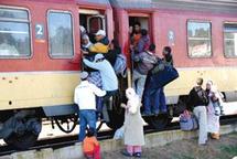 مسافرون من "تمارة "يوقفون قطارا احتجاجا على سوء الخدمات ويضيعون فرصة العمر على شابة مغربية 