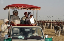 ولي العهد السعودي متفقدا قوات بلاده على الحدود مع اليمن ولي العهد السعودي متفقدا قوات بلاده على الحدود مع اليمن