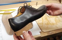 حذاء مصنوع يدويا