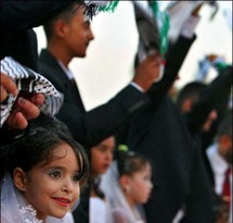 تقدم المشاركون في وسط بيروت على وقع الزغاريد وامامهم فرق تؤدي رقصة الدبكة الفلكلورية