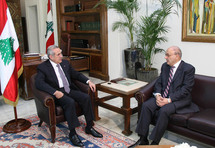 نصري خوري - يمين مع الرئيس اللبناني