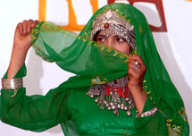 يمنية باللباس التقليدي