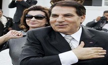 الرئيس التونسي زين العابدين بن علي وتظهر زوجته خلفه في الصورة الرئيس التونسي زين العابدين بن علي وتظهر زوجته خلفه في الصورة
