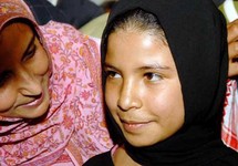 من المتظاهرات الفتاة نجود محمد علي التي حصلت على حكم بتطليقها بعدما تم تزويجها في سن 8 سنوات