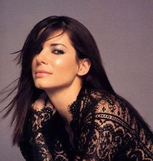 الممثلة الأمريكية الشهيرة ساندرا بولوك