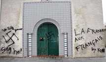 جاء في الكتابات لا للعرب هنا وقذرون ويحيا هتلر وترافقت هذه الكتابات مع صلبان معقوفة جاء في الكتابات لا للعرب هنا وقذرون ويحيا هتلر وترافقت هذه الكتابات مع صلبان معقوفة