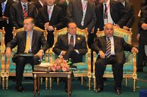 اردوغان وبرلسكوني متجاوران في القاعة قبل القاء خطابيهما امام القمة العربية - خاص بالهدهد