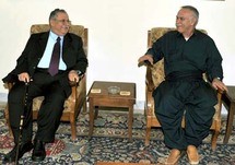 الرئيس العراقي ونوشيروان مصطفى في حديث ضاحك قبل الخلاف العميق - ارشيف