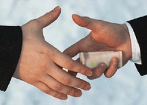 تم توقيف نحو مئة موظف كبير عن العمل بتهم فساد