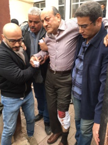 "بلطجية " يعتدون بالسكاكين على  هشام جنينة في القاهرة