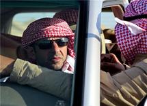 الشيخ احمد بن زايد آل نهيان يستمع لأحد ابناء الوطن خلال رحلة صيد.