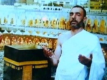 دخل علي سباط السعودية في 2008 لأداء العمرة فأوقفه عناصر هيئة الامر بالمعروف والنهي عن المنكر