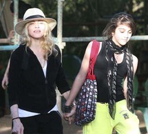 مادونا وابنتها  لوردس