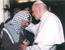 يوحنا بولس الثاني بابا الفاتيكان السابق يبارك الرئيس الفلسطيني الراحل ياسر عرفات - ارشيف
