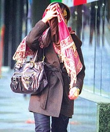 ينتشر هذا الموسم ارتداء أوشحة الرقبة الطويلة