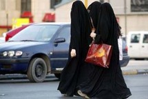 في المجتمع السعودي قوانين صارمة لمنع الاختلاط بين الجنسين تفرضها هيئة الأمر بالمعروف