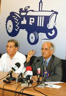 الشيخ بيد الله، الأمين العام للحزب، وبجانبه حسن بنعدي، رئيس المجلس الوطني للحزب، وظهر في خلفية الصورة، الجرار الذي يستعمله الحزب كرمز له.
