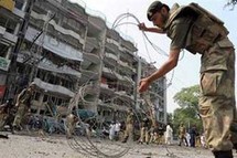 جنود باكستانيين قرب القنصلية الامريكية في بيشاور
