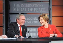 جورج بوش وزوجته لورا