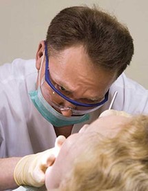 استغل المحتال زيارات جراح نجوم هوليود المتكررة لدبي لإجراء جراحات تجميلية