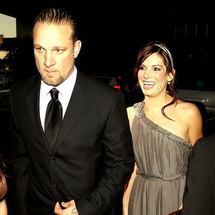 الممثلة الأمريكية الشهيرة ساندرا بولوك و زوجها