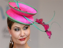 معرض القبعات العالمي في دبي يعرض 500 قبعة نسائية يدوية الصنع