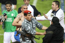 وقع صدام وإطلاق نار بين عدد من المشجعين وعناصر الجيش في محيط الملعب وداخله