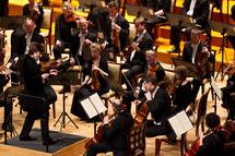 السير كولن دايفس ونجمة الكمان الصاعدة أرابيلا ستاينباخر يختتمان  مهرجان أبوظبي  