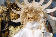 الآلاف يحتشدون في مهرجان فينيسيا" رحلة الملاك" الآلاف يحتشدون في مهرجان فينيسيا" رحلة الملاك"