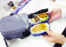 تقسم صناديق البنتو البلاستيكية متعددة الألوان إلى عدة أقسام لتخزين كل نوع من أنواع الطعام على حدة