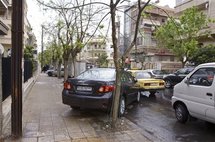 شارع سوري احتلت السيارات أرصفته