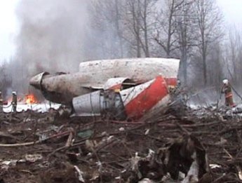 مصرع الرئيس البولندي و عشرات من أعضاء وفده الرسمي في حادث تحطم طائرته غرب روسيا