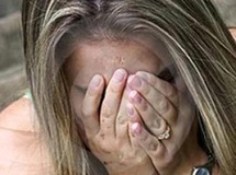 ألقي بالفتاة بعد اغتصابها في الشارع العام وهي بملابس ممزقــة