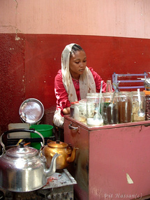 بائعات الشاي والويكا يقدمن على ارصفة السودان  اطباقا متنقلة للعابرين