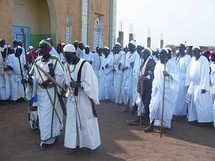 أهالي قرية حوش السودانية مسقط رأس الرئيس السوداني عمر البشير أهالي قرية حوش السودانية مسقط رأس الرئيس السوداني عمر البشير