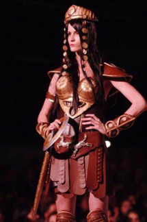 تحولت أسابيع الأزياء في جميع أنحاء العالم إلى ساحة للأداء الفني الحقيقي مع مطلع القرن الواحد والعشرين