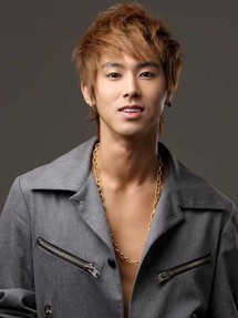 الأزياء التي تلائم الجنسين هي الصيحة الرائجة حاليا في عالم أزياء الرجال في اليابان