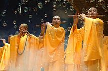 رهبان البوذية بلباسهم البرتقالي التقليدي