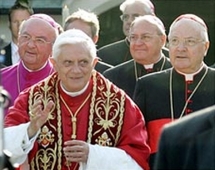 البابوية فقد قدرتها على جذب الرأي العام بعد فضائح جنسية ضربت بعمق سمعة الكنيسة الكاثوليكية 