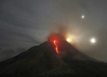 بركان سينابونج في اندونيسيا يثور مجددا