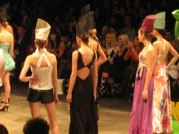 دشنت بيونس أيرس أول أسبوع للأزياء عام 2001 بهدف دفع التصميمات المحلية للأرجنتين إلى موقع الصدارة