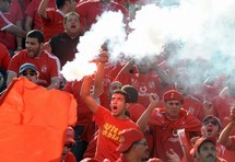 جماهير نادي الاهلي المصري في حالة من الحماس و تشجيع الفريف استعدادا للاحتفال عند الفوز بالمبارة