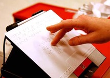 يتحسس المكفوفن هذه الصور كما يتحسسون الكلمات بطريقة بريل