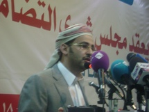 الشيخ حسين الأحمر أثناء افتتاح جلسة شورى التضامن الوطني الشيخ حسين الأحمر أثناء افتتاح جلسة شورى التضامن الوطني