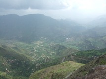 الجبال المحيطة بيريم عاصمة الثقافة الاسلامية