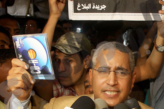 رئيس تحرير البلاغ الجديد يلوح بسي دي اثناء محاكمة قضية شذوذ الفنانين - ارشيف